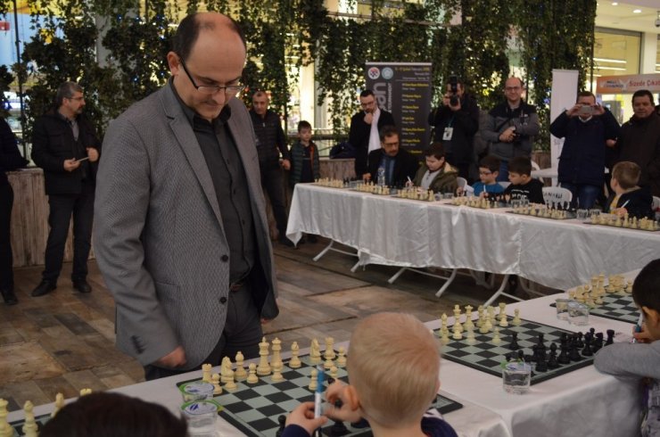 Dünyaca ünlü satranç ustası bir anda 20 kişiye karşı satranç oynadı