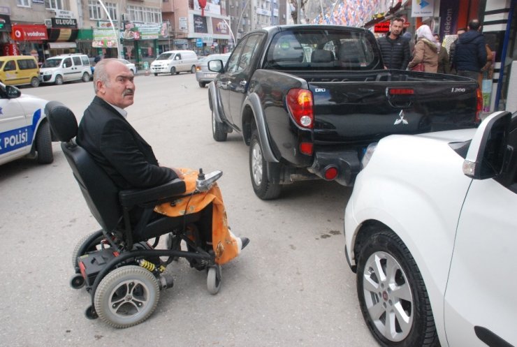 Engelli rampasına park etti, bedensel engelli yolda kaldı