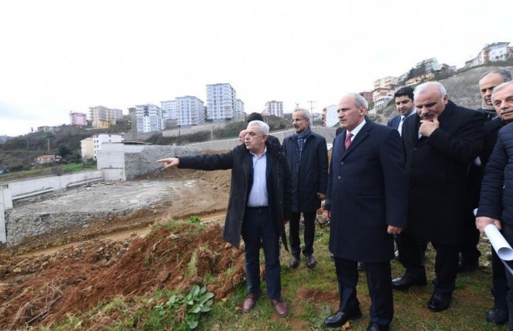 Ulaştırma ve Altyapı Bakanı Turhan, yapımı süren Kanuni Bulvarı’nda incelemelerde bulundu