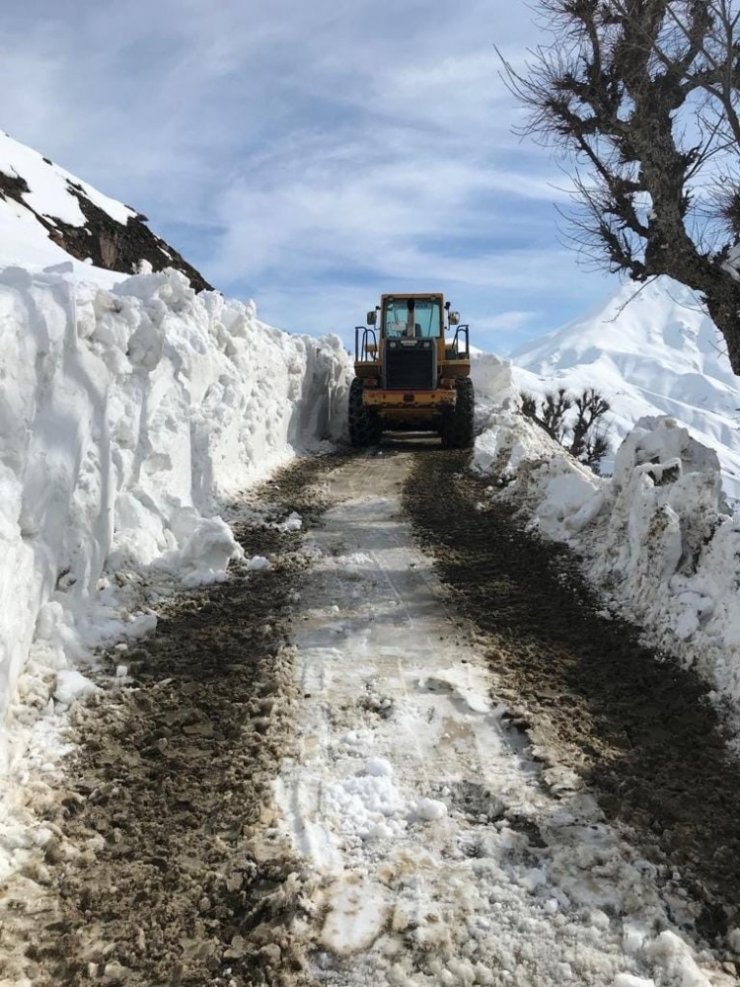 Sason’da kar yağışı nedeni ile kapanan grup köy yolları ulaşıma açıldı