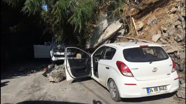 Beykoz’da duvar çöktü, iki araç altında kaldı