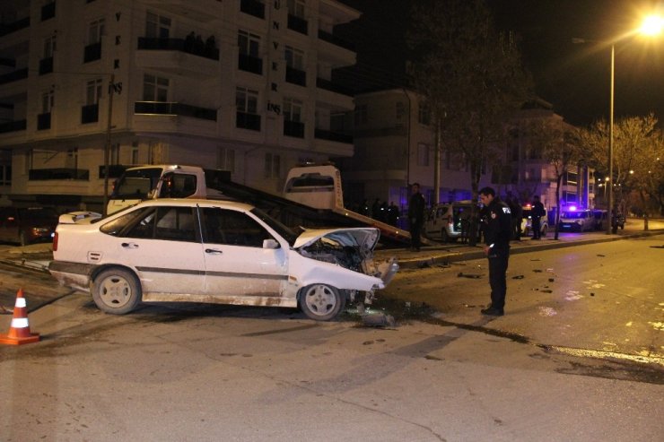 Karaman’da otomobille çarpışan hafif ticari araç devrildi: 2 yaralı