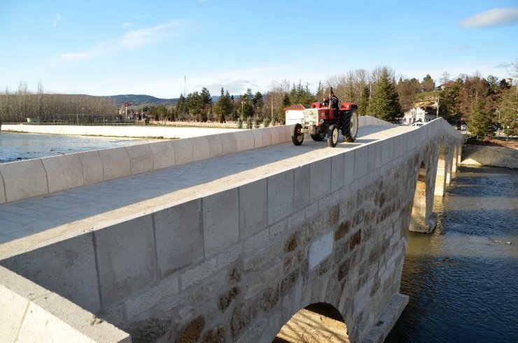 Tarihi Taş-Köprü restorasyonunun ardından trafiğe açıldı