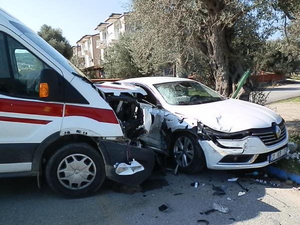 Kavşakta ambulansla otomobil çarpıştı: 2'si çocuk 6 yaralı