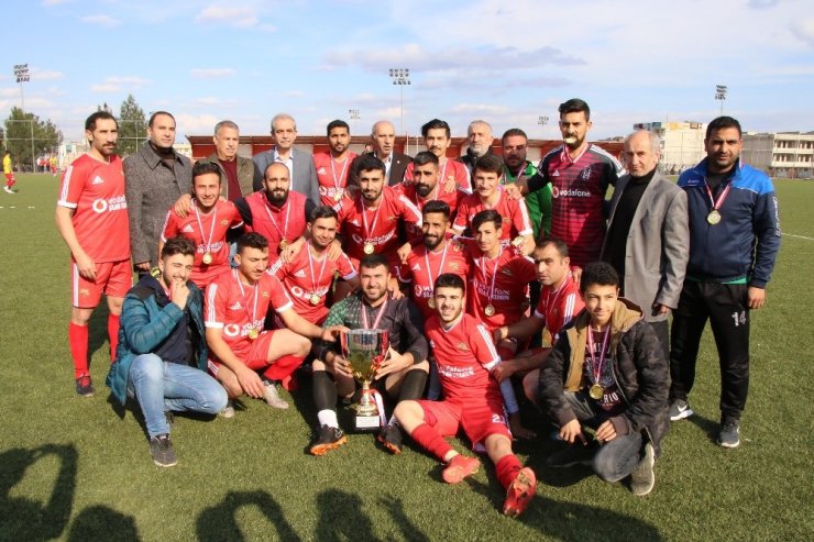 Viranşehir Sanayi Spor’un kupasını Başkan Demirkol verdi