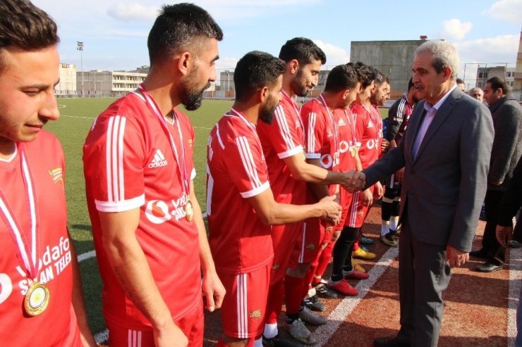Viranşehir Sanayi Spor’un kupasını Başkan Demirkol verdi