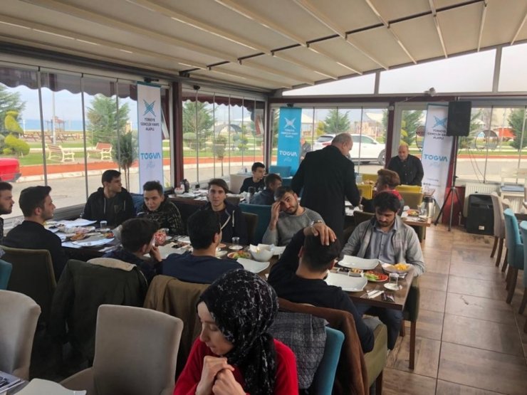 TÜGVA’lı Gençler Belediye Başkan Adayı Uzun’la kahvaltıda buluştu