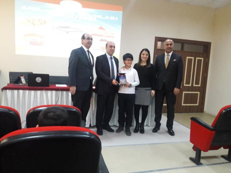 Biga’da Akıl ve Zeka Oyunları Turnuvası finalistleri ödüllendirildi