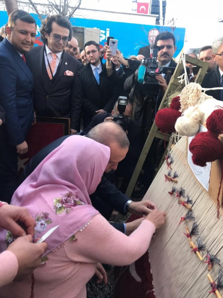 Cumhurbaşkanı Erdoğan Türk bayraklı halıya ilmek attı