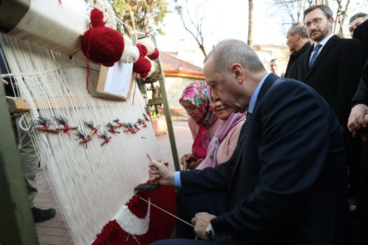 Cumhurbaşkanı Erdoğan Türk bayraklı halıya ilmek attı