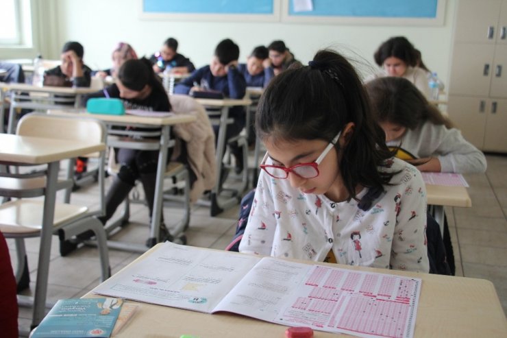 Cumhuriyet Üniversitesi Vakfı Okulları “Bursluluk ve Okula Kabul Sınavı” yapıldı