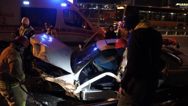 D 100 Karayolunda kaza: Sürücü sıkıştığı araçtan 1,5 saatte çıkarılabildi