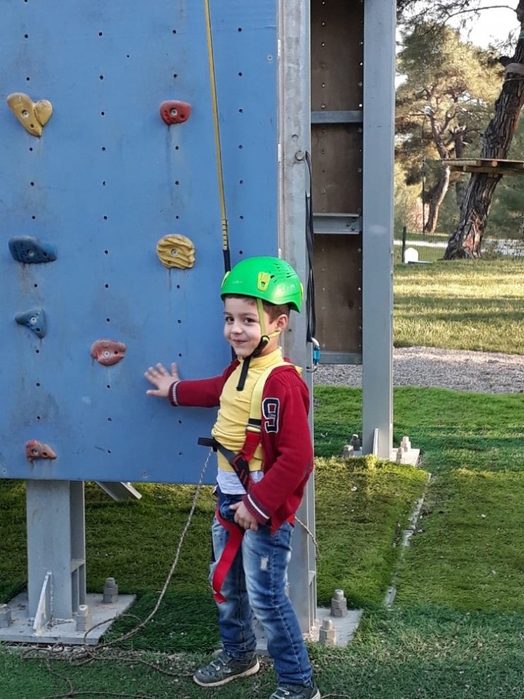 6 yaşındaki çocuk tırmanma parkurundan yere çakıldı