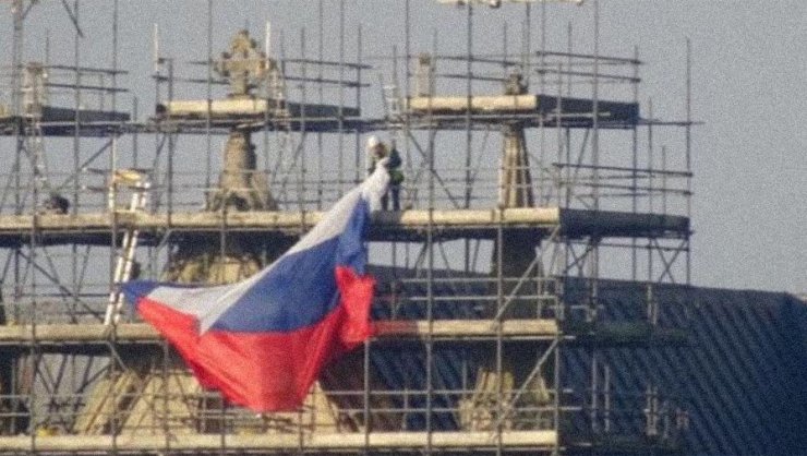 İngiltere’nin en eski katedraline Rus bayrağı asıldı, siyasi kriz çıktı