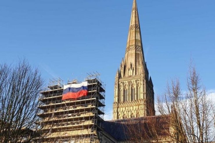 İngiltere’nin en eski katedraline Rus bayrağı asıldı, siyasi kriz çıktı