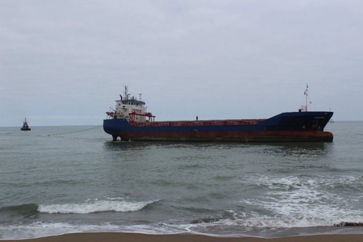 Karaya oturan gemi 2 günlük çalışma ile kurtarıldı