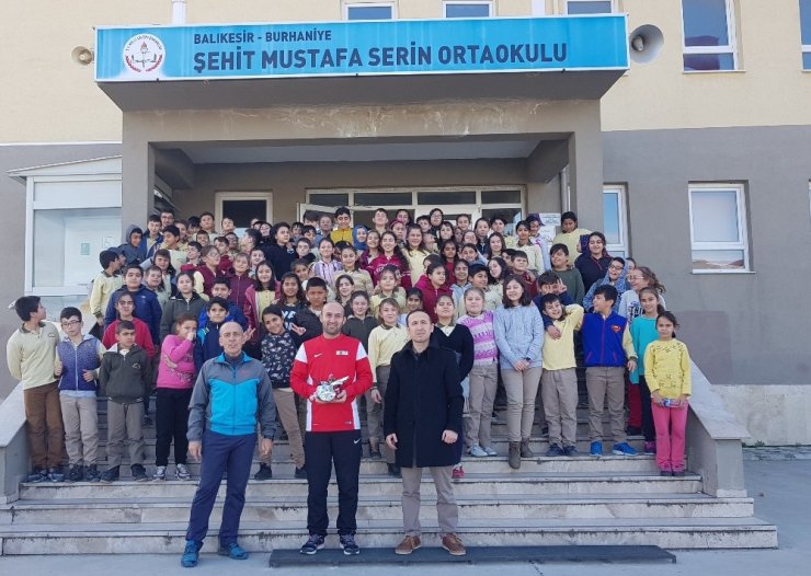 Burhaniye’de Milli Jimnastik Antrenörü Şenol öğrencilerle bir araya geldi