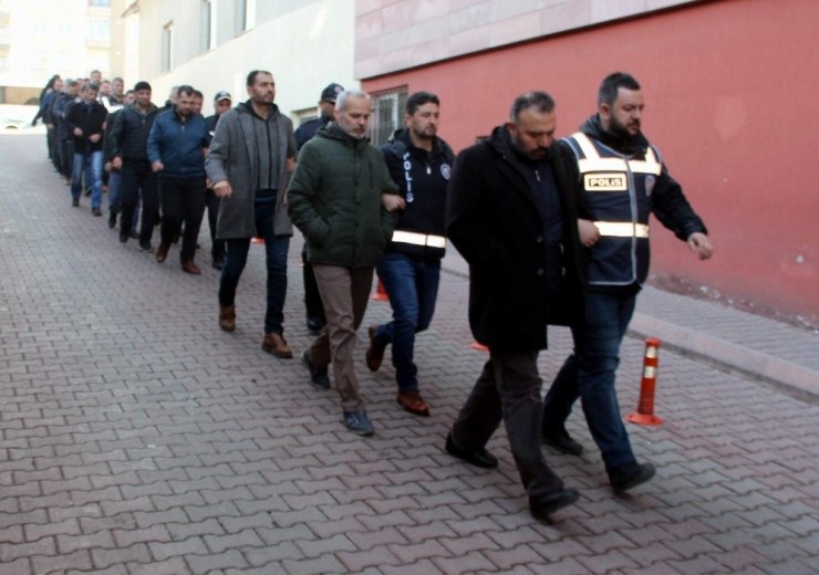 FETÖ operasyonunda gözaltına alınan 26 kişiden 13’ü adliyeye sevk edildi