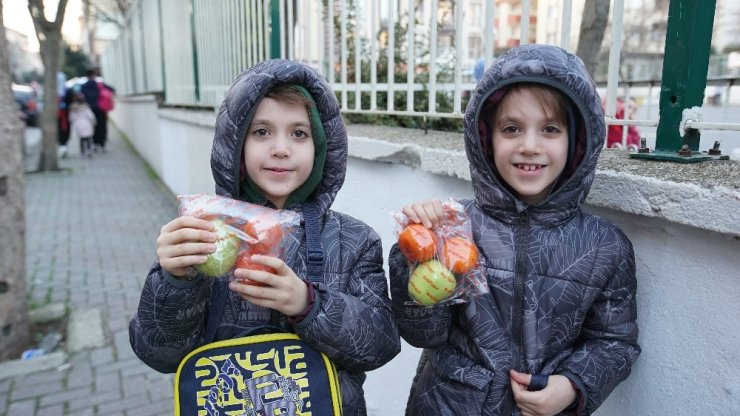 Sağlıklı nesiller için okul önünde meyve ikramı