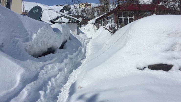 Karlıova 2 aydır kar altında
