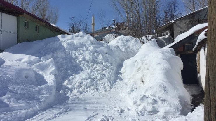 Karlıova 2 aydır kar altında