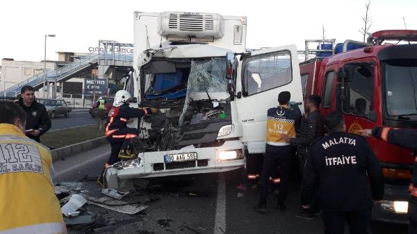 Malatya'da TIR'a çarpan kamyon sürücüsü yaralandı