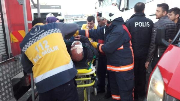 Malatya'da TIR'a çarpan kamyon sürücüsü yaralandı