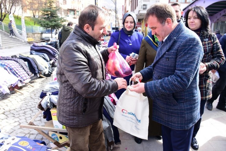 Başkan Çimen pazarda vatandaşlara bez torba dağıttı