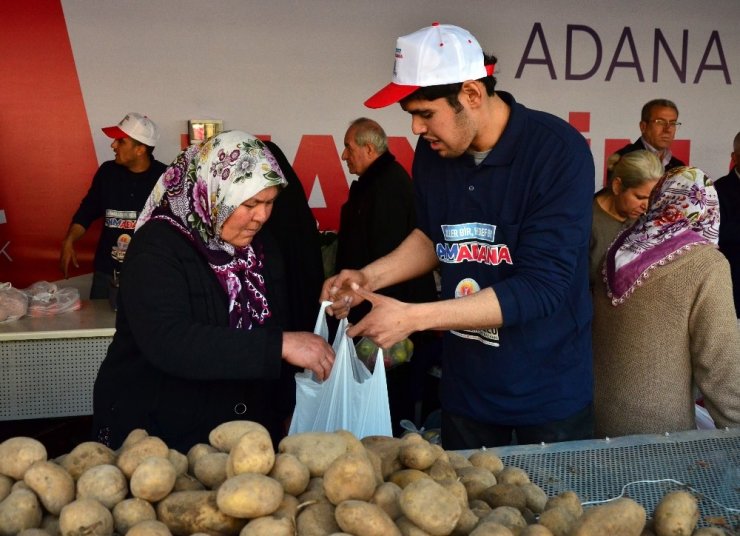Adana’da ucuz meyve ve sebze kuyruğu