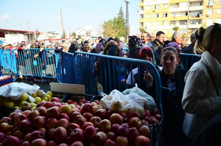Adana’da ucuz meyve ve sebze kuyruğu