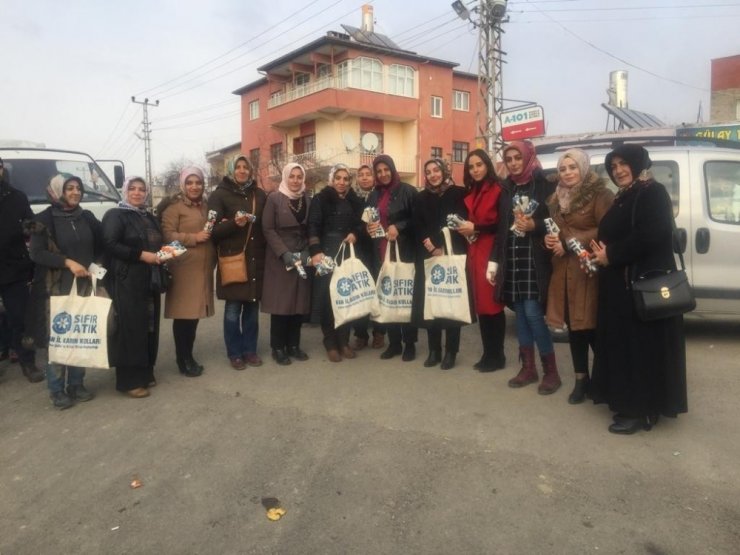 AK Parti’li kadınlar bez çanta dağıttı