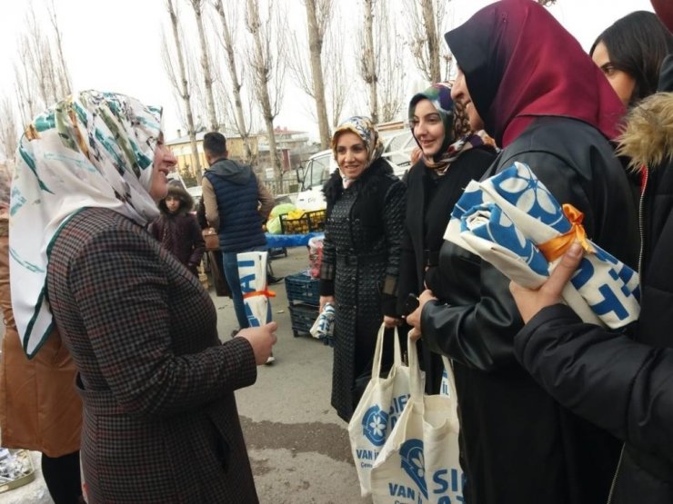 AK Parti’li kadınlar bez çanta dağıttı