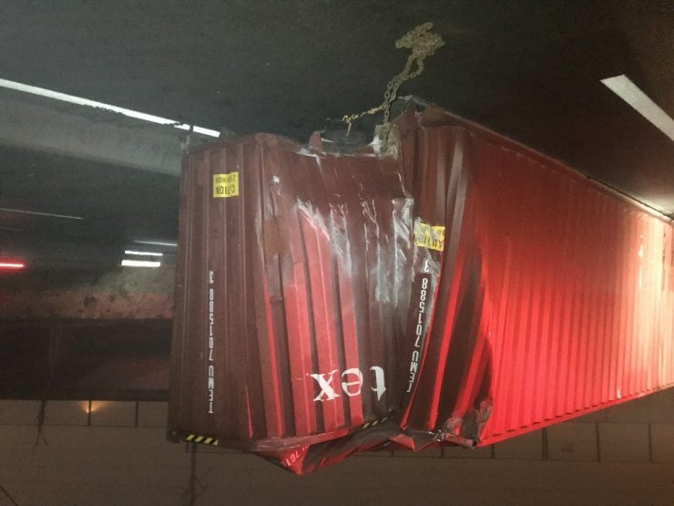 Yeşilköy’de TIR’daki konteyner yola düştü