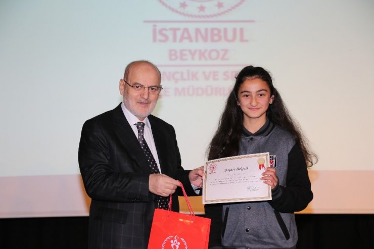Beykoz Kaymakamı Ahmet Katırcı ve Beykoz Belediye Başkanı Yücel Çelikbilek, genç sporculara ödüllerini verdi