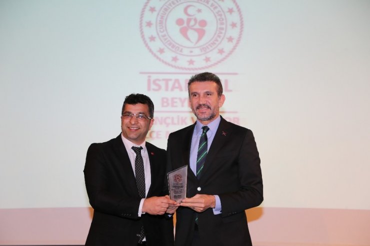 Beykoz Kaymakamı Ahmet Katırcı ve Beykoz Belediye Başkanı Yücel Çelikbilek, genç sporculara ödüllerini verdi