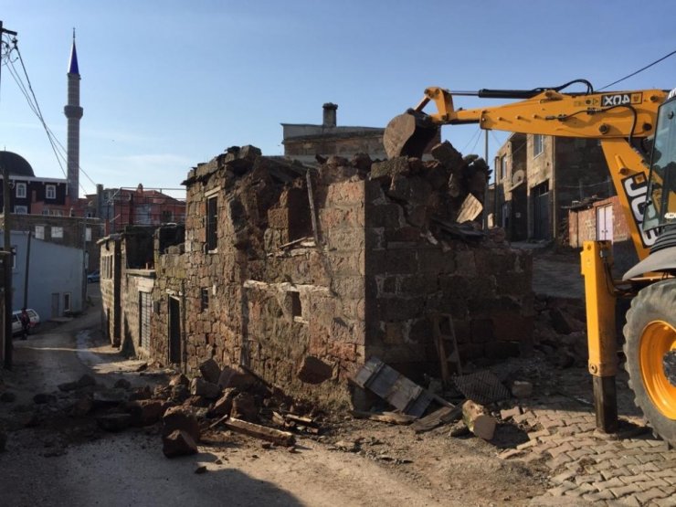 Ayvacık’taki depremde hasar gören binaların yıkımına başlandı