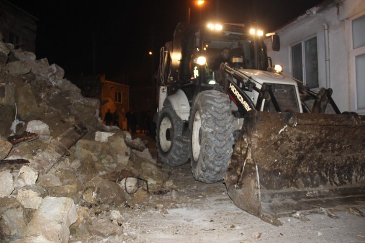 Ayvacık’taki depremde hasar gören binalara ekipler müdahale ediyor