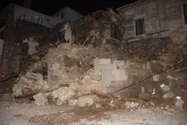Ayvacık’taki depremde hasar gören binalara ekipler müdahale ediyor