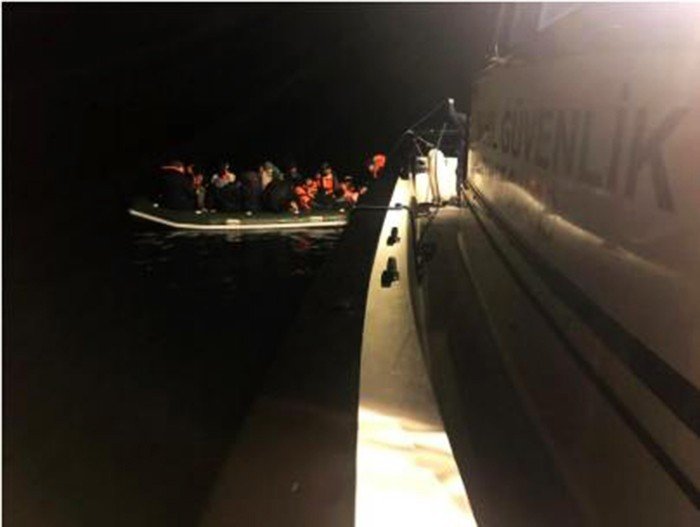 Edirne’de lastik botta 28 kaçak göçmen yakalandı