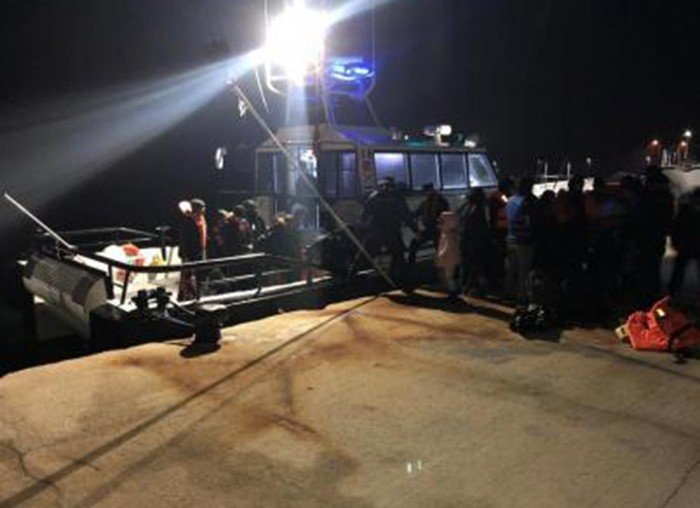 Edirne’de lastik botta 28 kaçak göçmen yakalandı