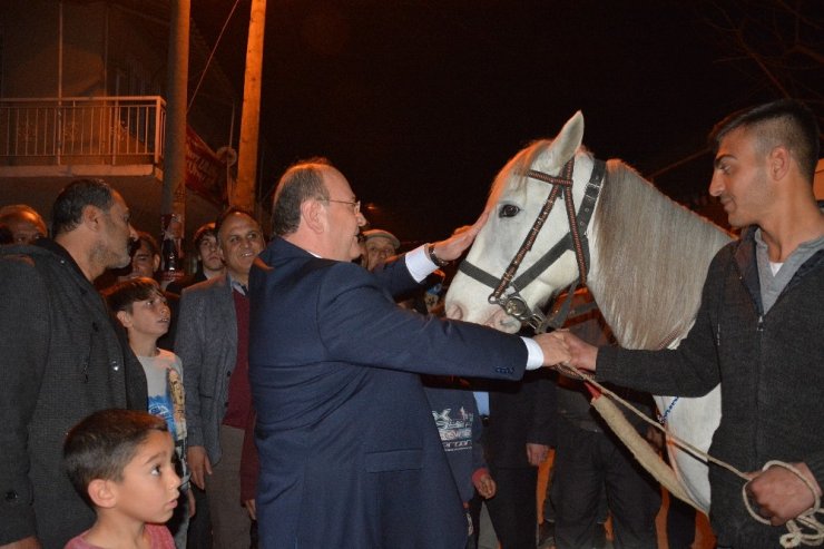 Başkan Özakcan’ı Kocagür’de kırat karşıladı