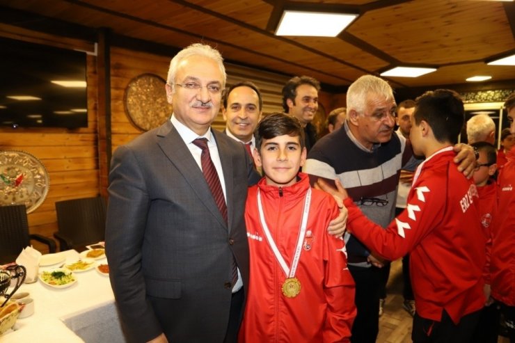 Erz Enerji Erzincan Belediyespor şampiyon oldu