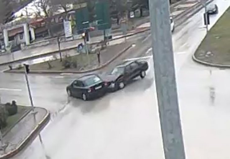 Kırmızı ışıkta geçen sürücünün sebebiyet verdiği kaza, MOBESE kamerasında