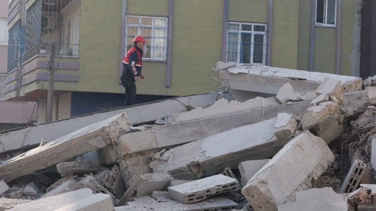 Mersin’de 4 katlı bina çöktü