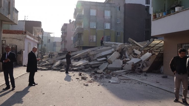 Mersin’de 4 katlı bina çöktü
