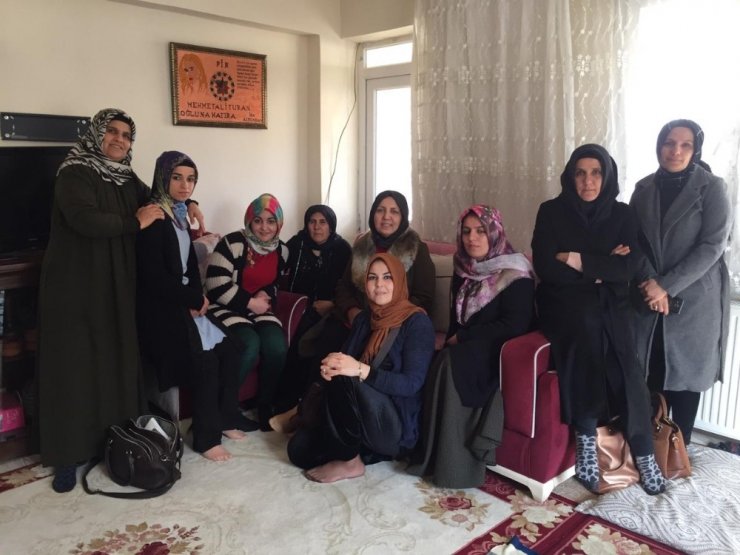 AK Partili kadınlar ev ziyaretleri yapıyor