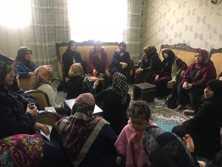 AK Partili kadınlar ev ziyaretleri yapıyor