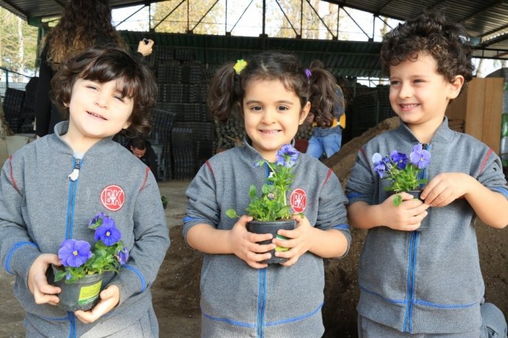 Çocuklar çiçek üretim serasını ziyaret etti