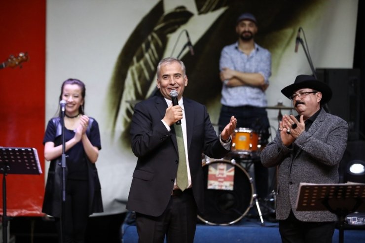 Barış Manço şarkılarıyla anıldı