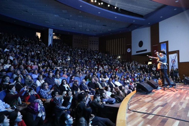 Barış Manço şarkılarıyla anıldı